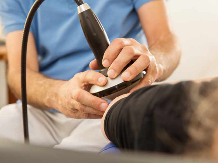 Stoßwellentherapie am Arm