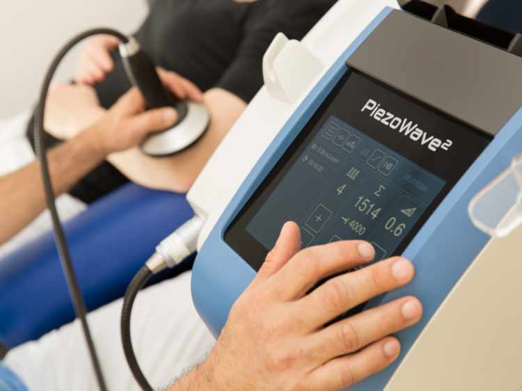 Darstellung von PiezoWave2 Stoßwellentherapie am Ellenbogen