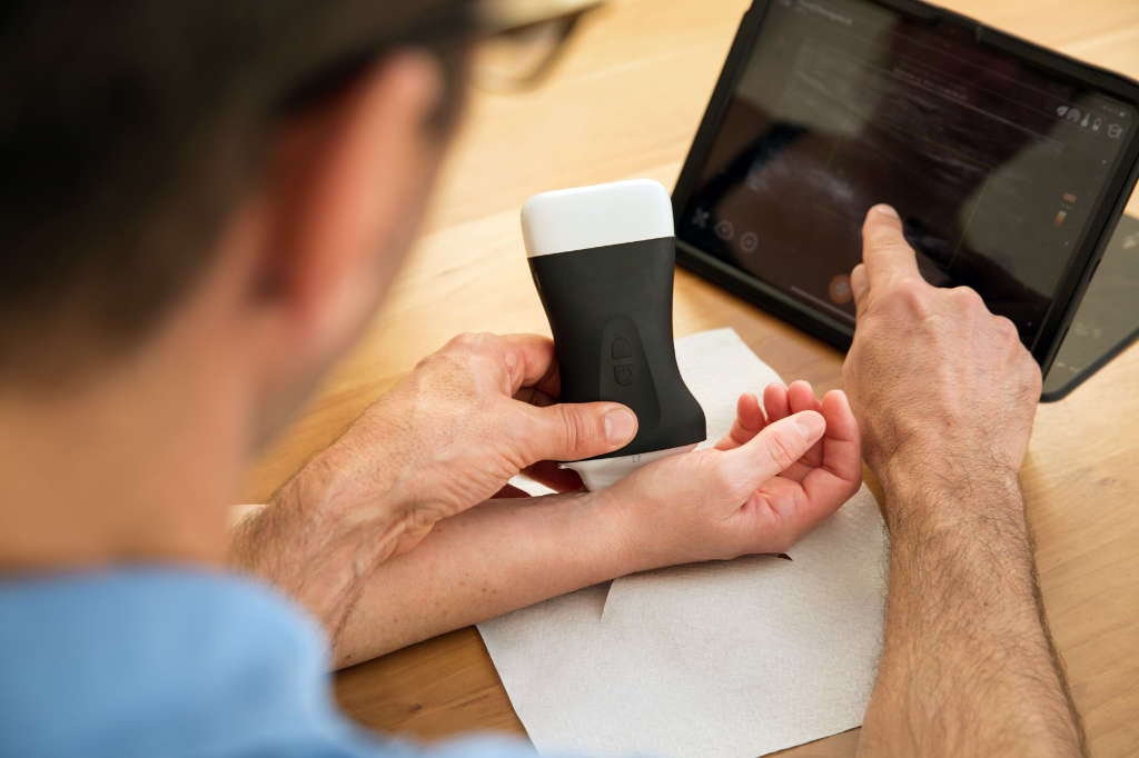Sonographiegerät mit Tablet am Handgelaenk